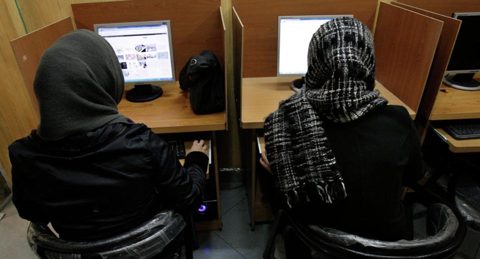 Women-in-an-internet-cafe-in-Iran.-specials.dw_.com_